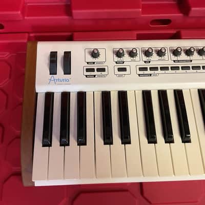 Arturia Factory Experience 32 Key Universal MIDI Controller Keyboard image 3