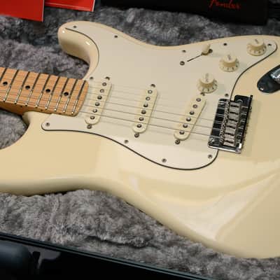 Fender American Professional Stratocaster with Maple Fretboard 2017 - 2019 - Olympic White image 7