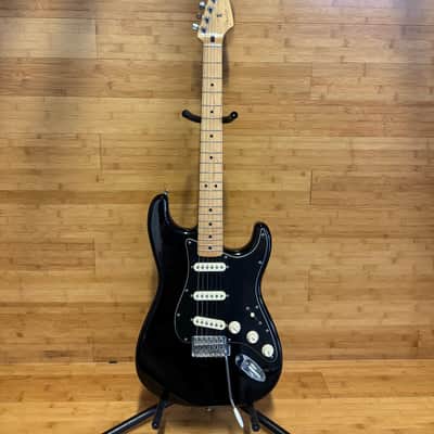 Fender FSR Special Edition Standard Stratocaster with Maple Fretboard 2018 - Black image 1