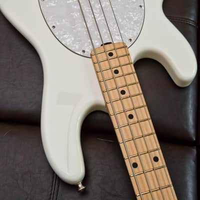 LEFT-HANDED Music Man Stingray 4H bass White image 6