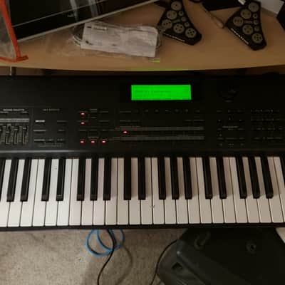 Roland XP-60 61-Key 64-Voice Music Workstation Keyboard 1998 - 2003 - Black