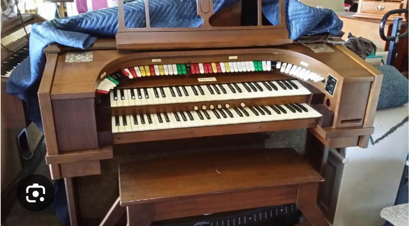 Allen Theatre Organ with Pedalboard, Built-In Speakers, and bench! image 1