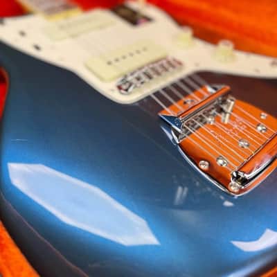 Fender American Vintage Il '66 Jazzmaster, Custom Nitrocellulose Candy Apple Sapphire New - Candy Apple Sapphire image 5