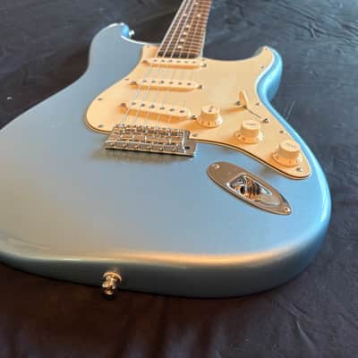 Fender 2005 FSR American Deluxe '62 Stratocaster Reissue Ice Blue Metallic with Matching Headstock image 21