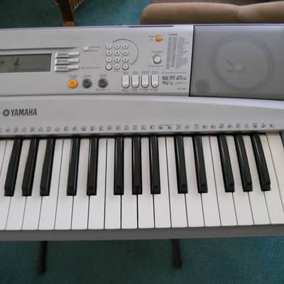 YAMAHA YPT-300 PORTABLE GRAND PIANO image 4