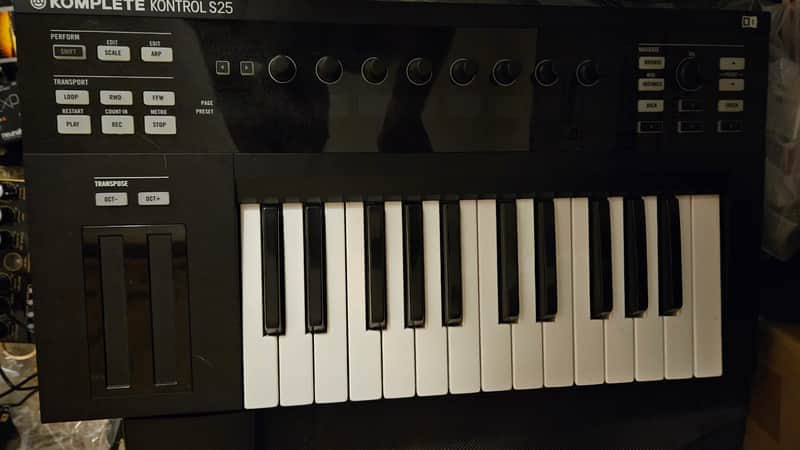 Native Instruments Komplete Kontrol S25 2010s - Black image 1
