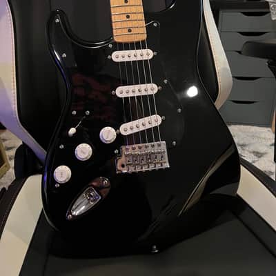 Fender Standard Stratocaster Left-Handed with Maple Fretboard 2006 - 2017 - Black image 8