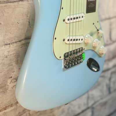 Fender Limited Edition Vintera II Road Worn '60s Stratocaster -- Sonic Blue image 2