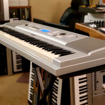 MUST SEE!!! YAMAHA DGX 220 SEMI-WEIGHTED 76-KEY DIGITAL PIANO IN AMAZING CONDITION! image 3