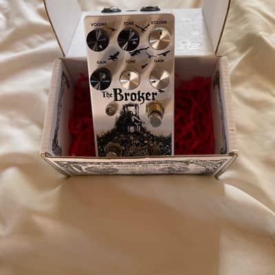 Matthews Effects The Broker 2021 - Present - White / Black Graphic image 4