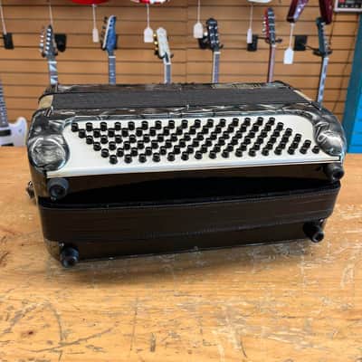 Enrico Roselli 34-Key 96-Button 2-Stop Accordion image 5