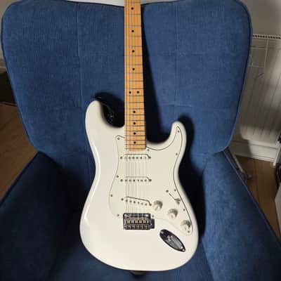 Fender Player Stratocaster with Maple Fretboard 2018 - 2024 - Polar White image 1