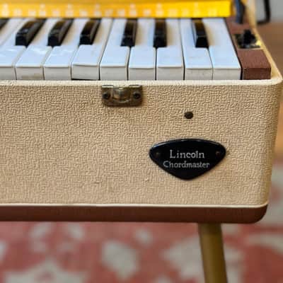 Lincoln Chordmaster Portable Organ image 3