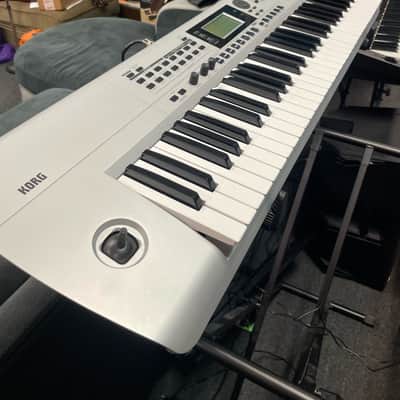 Korg i3 MW Workstation Keyboard - Matte Silver image 2