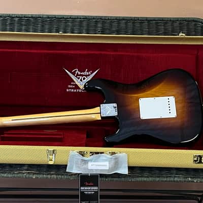 Fender 1954 Stratocaster*fine example of the discontinued 70th Anniversary LIMITED EDITION*USA Custom Shop*fantastic 1-Piece Maple Neck*wide-fade nitro sunburst*sounds/plays/looks great*a top investment & a perfect vintage collectible*weight=only 3.5kg Bild 11