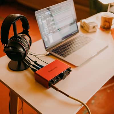 Focusrite Scarlett 2i2 4th Gen USB Audio Interface with StreamEye Cans50 Over-Ear Headphones and 2x 25' XLR Cables image 2