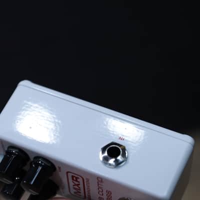 MXR M282 Dyna Comp Bass Compressor Mini Clean & Tone Controls Effect Pedal w/Box image 12