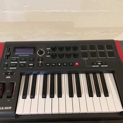 Novation Impulse 25 MIDI Keyboard Controller 2011 - Present - Gray