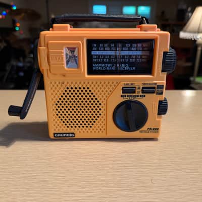 GRUNDIG FR-200 Emergency Radio Battery Crank  SW/AM/FM Flashlight Case Working! image 2