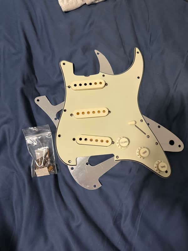 セルロイド製 ストラトピックガード '64 crazyparts グリーンガード CrazyParts 64' Stratocaster Aged pickguard and plastics | Reverb