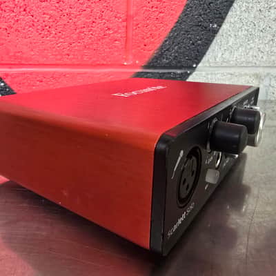Immagine Focusrite Scarlett Solo 2nd Gen USB Audio Interface 2016 - 2018 - Red / Black - 5