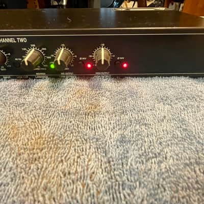 dbx 223s Stereo 2-Way / Mono 3-Way Crossover image 4