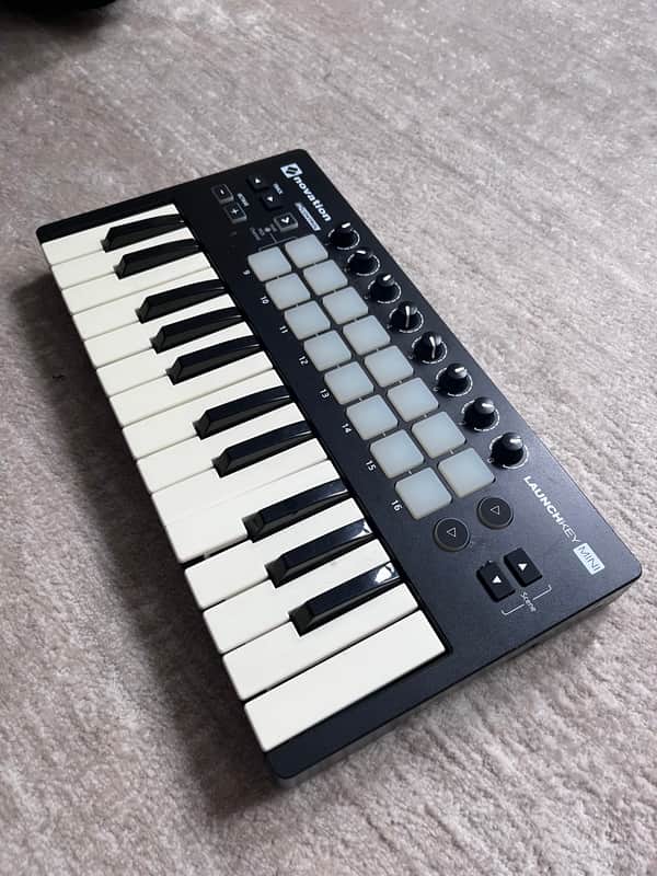 Novation Launchkey Mini MKIII MIDI Keyboard Controller 2019 - Present - Black image 1