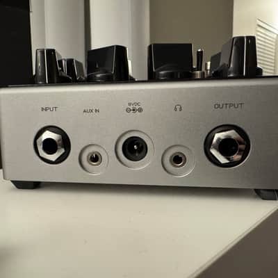 W/Aux - Darkglass Electronics Microtubes B7K Ultra V2 Bass Preamp 2019 - Present - Black image 3