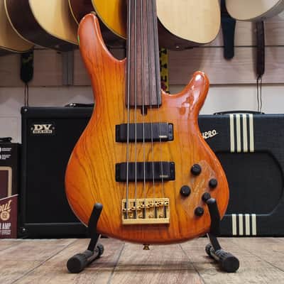 YAMAHA TRB 5 II bass guitars