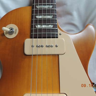 2011 Gibson 60's Tribute Les Paul Studio Electric Guitar (P90 Pick ups) w/ gig bag. Honeyburst image 16