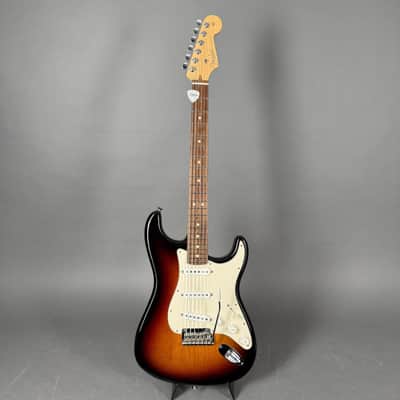 2011 Fender Standard Stratocaster RW sunburst like new Case image 3