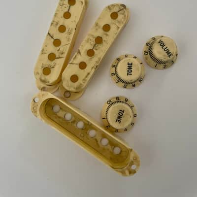 Aged Fender knobs and pickup covers set, Cream, relic, aged, Stratocaster, 59 Parts image 6