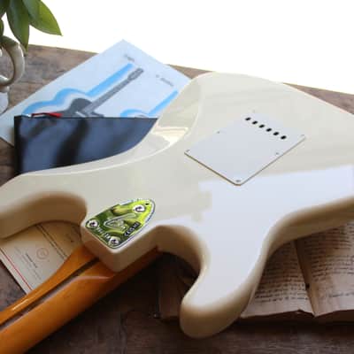FENDER  "Limited Edition American Vintage II 1973 Stratocaster, Olympic White" HARDCASE, PAPERS, 3, 76 KG image 12
