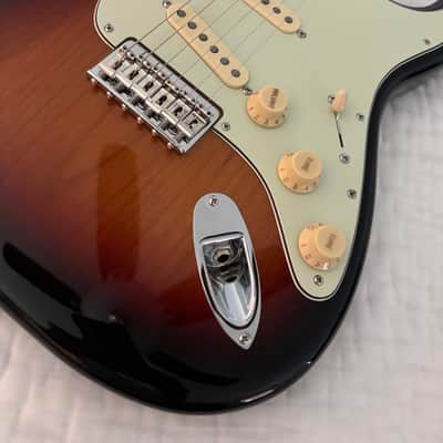 Fender Robert Cray Artist Series Signature Stratocaster 2003 - Present - 3-Color Sunburst image 5