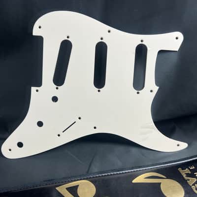 General Vintage Tone    Extruded pickguard   For Stratocaster ®️1954 - 1957   Vintage white