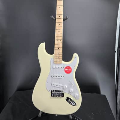 Squier Affinity Series™ Stratocaster®, Maple Fingerboard, White Pickguard, Olympic White Black image 2