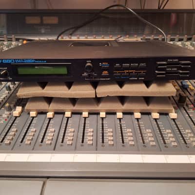 Roland JV-880 Multi Timbral Synthesizer Module 1992 - 1996 - Black