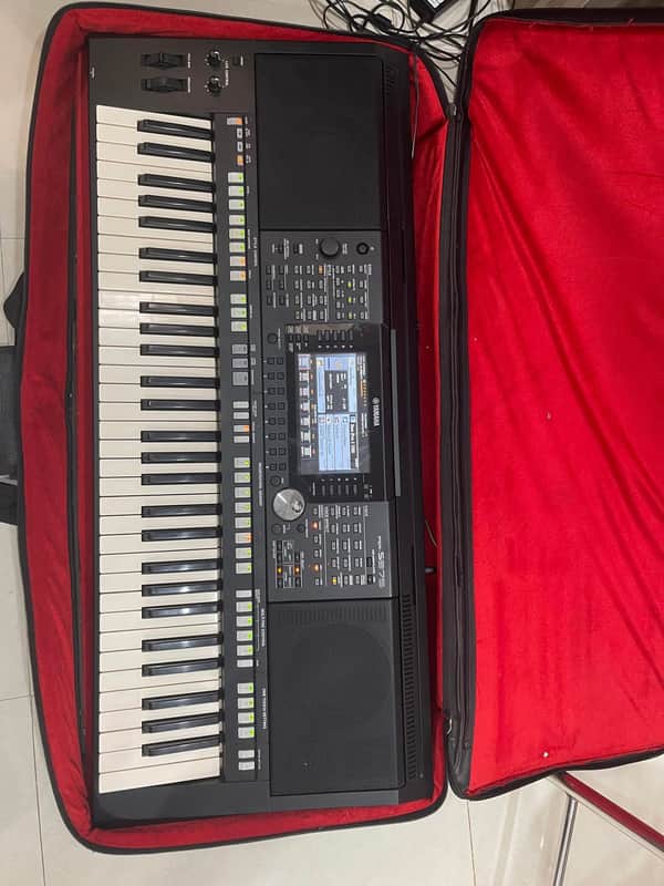 Yamaha PSR-S975 61-Key Arranger Workstation 2010s - Black image 1