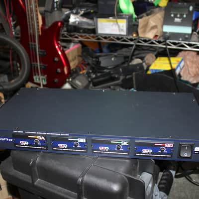 VocoPro UHF-5800 Plus 4-Mic Wireless System with Case image 2