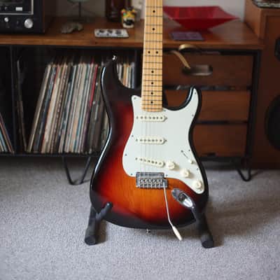 Fender American Professional Stratocaster with Maple Fretboard 2017 - 2019 - 3-Color Sunburst image 7