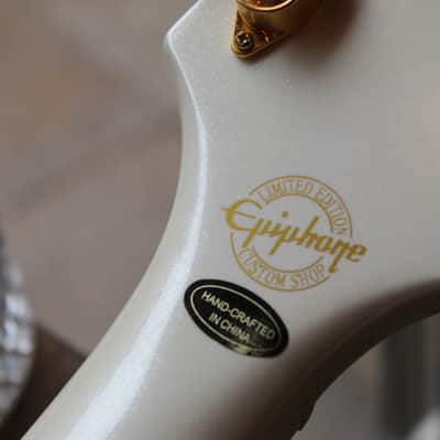 EPIPHONE "Limited Edition Wildkat Royale Bigsby Pearl White" 3, 69 KG image 13