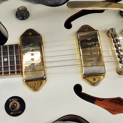 Epiphone Wild Kat - Pearl white gold hardware LTD Custom shop with case image 3