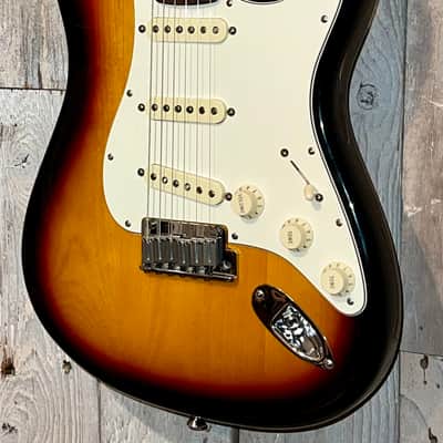 2005 Fender 60th Anniversary American Series Stratocaster, Rosewood Fretboard 3-Color Sunburst, Very Collectable and Ships Fast ! image 5