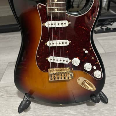Fender Deluxe Players Stratocaster with Rosewood Fretboard 2005 - 2016 - 3-Color Sunburst image 2