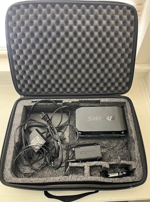 Shure Wireless Microphone System - GLXD4 receiver, GLXD1 bodypack, PGA31 Headset all on Z2 Band image 1