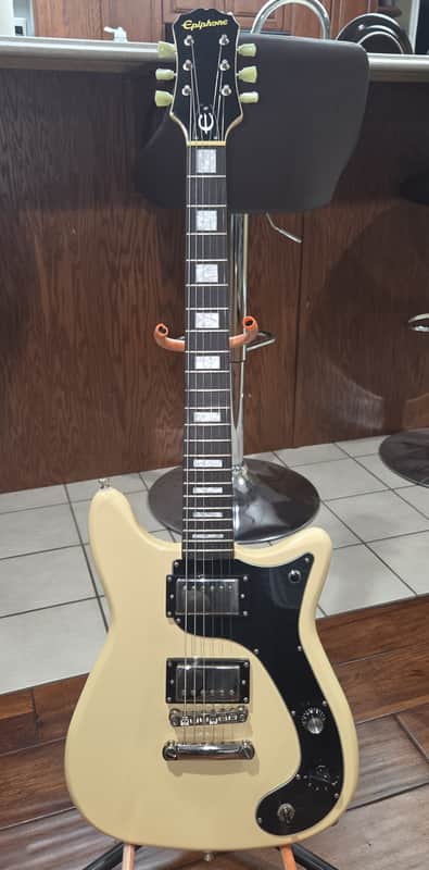 Epiphone Wilshire Phant-o-matic Antique Ivory + Fender Hard Case – Excellent Condition (Frank Iero / MCR Model) image 1