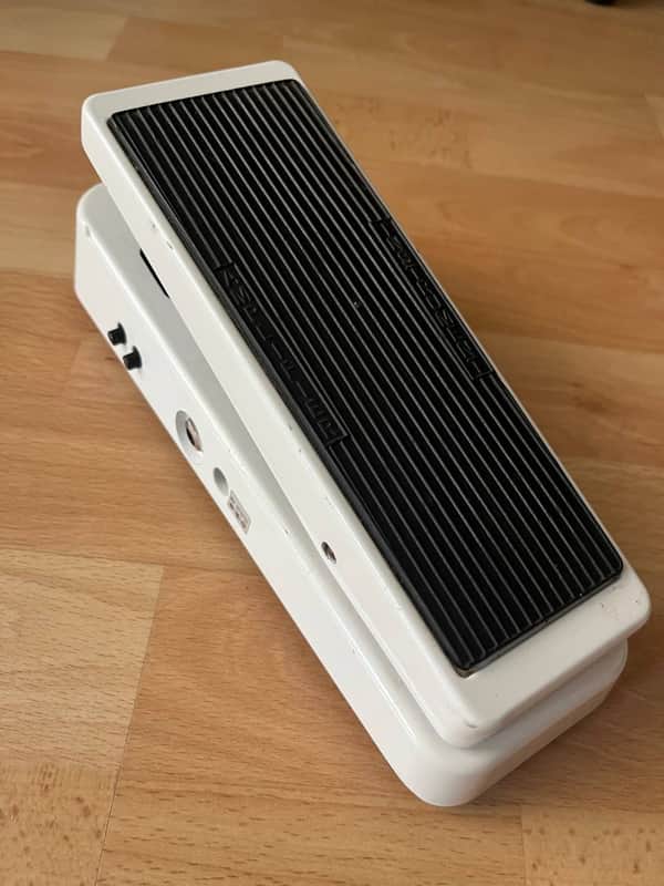Dunlop 105Q Cry Baby Bass Wah 1999 - Present - White image 1