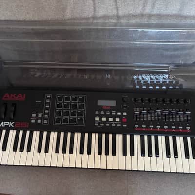 Akai MPK261 (2018) + Decksaver lid image 2