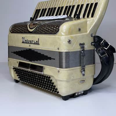 Pearl White Universal Piano Accordion LM (41Key/120Bass) W/ Microphones image 5