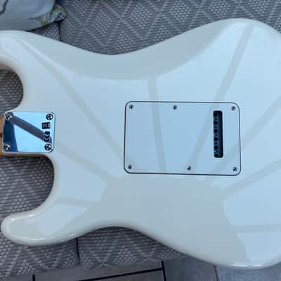 Fender Standard Stratocaster with Maple Fretboard 2014 - Arctic White image 3